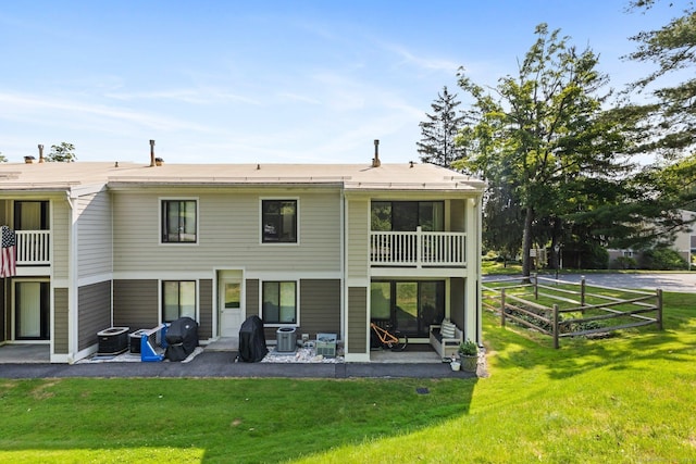 3 Stebbins Close Close Unit 3, Ridgefield, CT 06877 - back of house featuring a patio area and a yard
