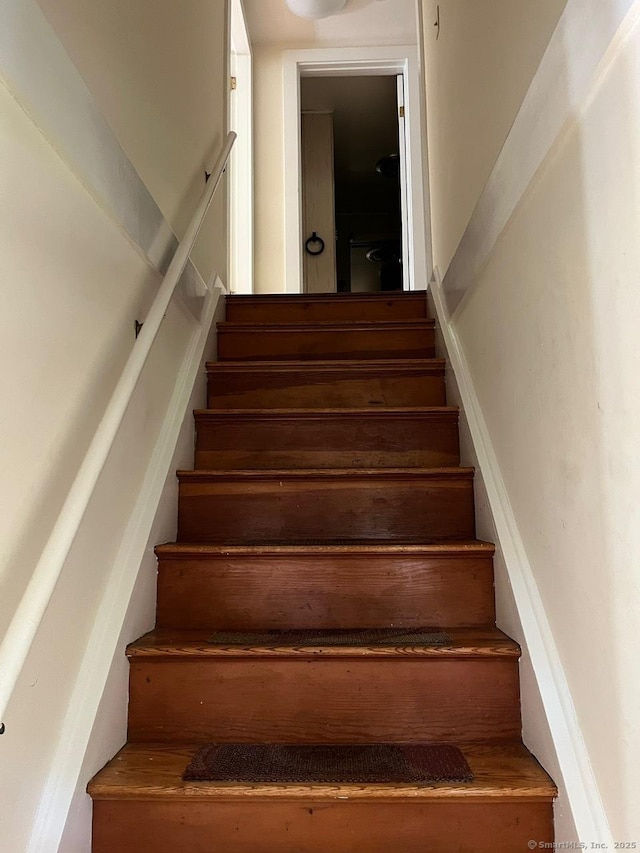 87 Mcveagh Rd, Westbrook, CT 06498 - view of staircase