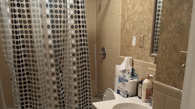 525 Jennings Ave, Bridgeport, CT 06610 - full bath featuring a shower with shower curtain and tile walls