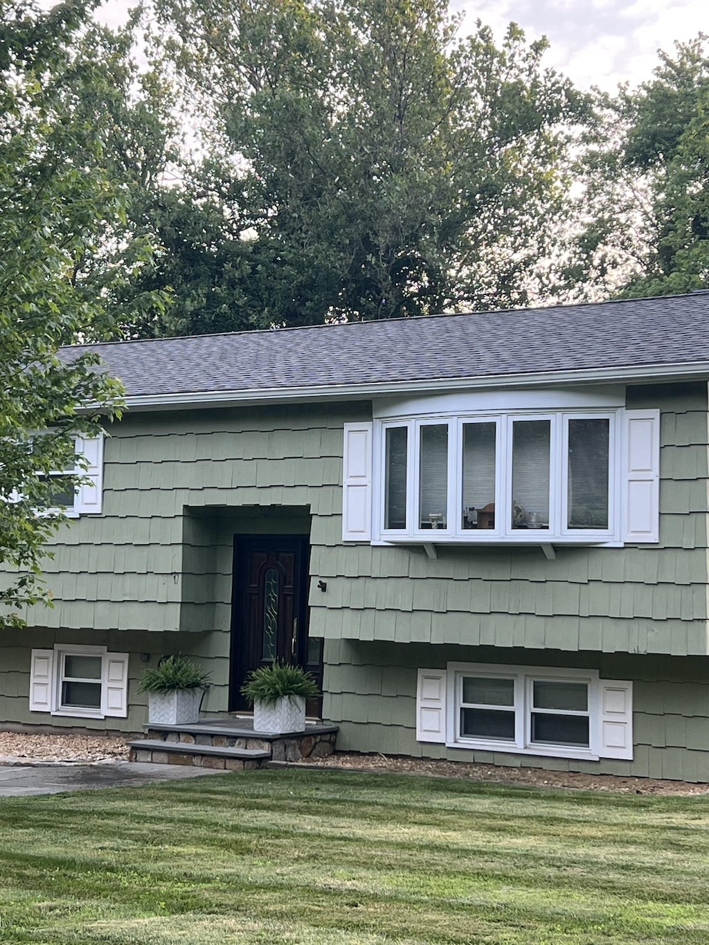 8 Del View Dr, Danbury, CT 06811 - split foyer home featuring roof with shingles and a front yard