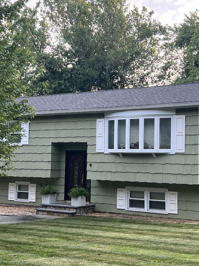8 Del View Dr, Danbury, CT 06811 - split foyer home featuring roof with shingles and a front yard