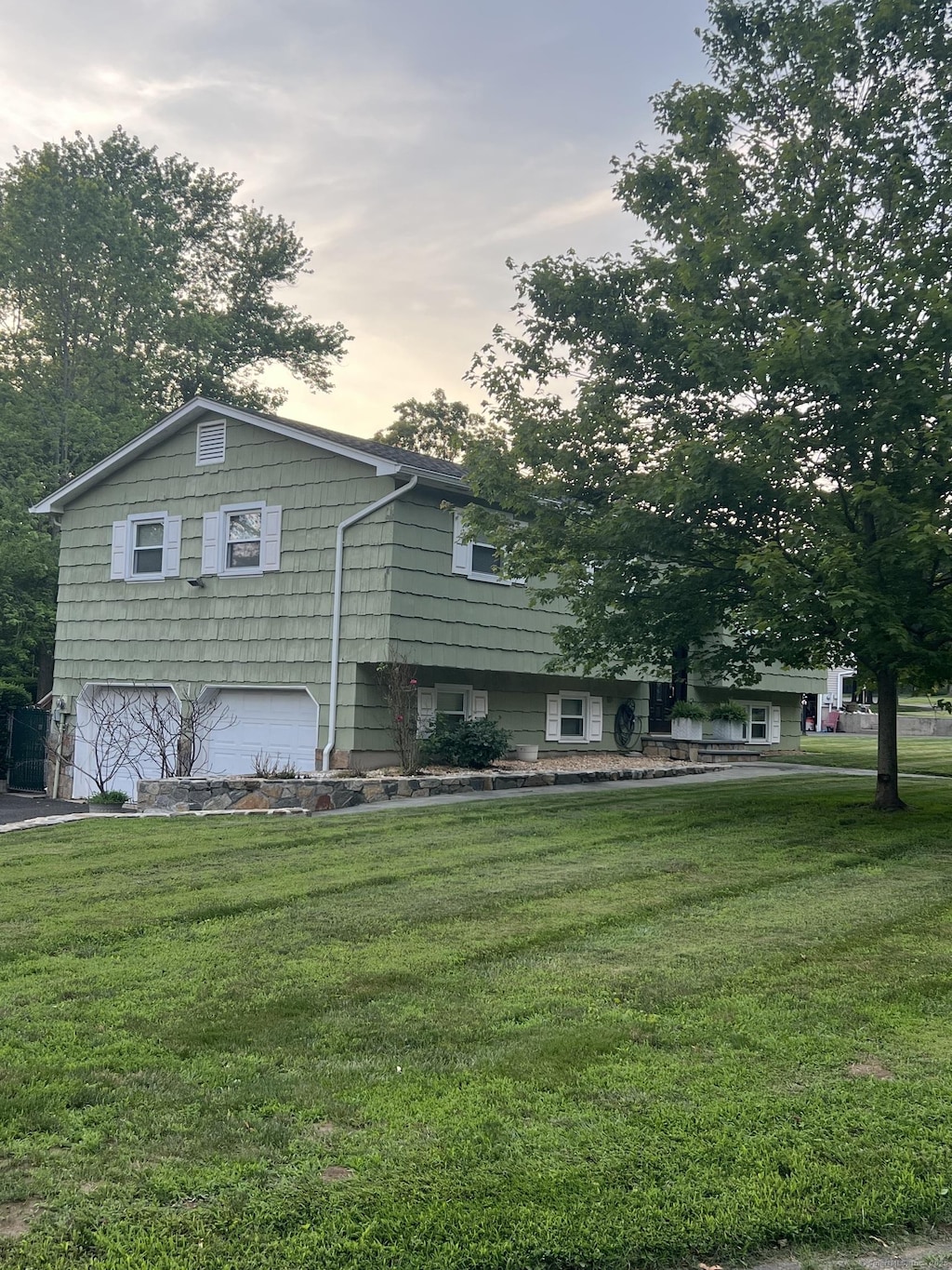 8 Del View Dr, Danbury, CT 06811 - tri-level home with an attached garage and a front lawn