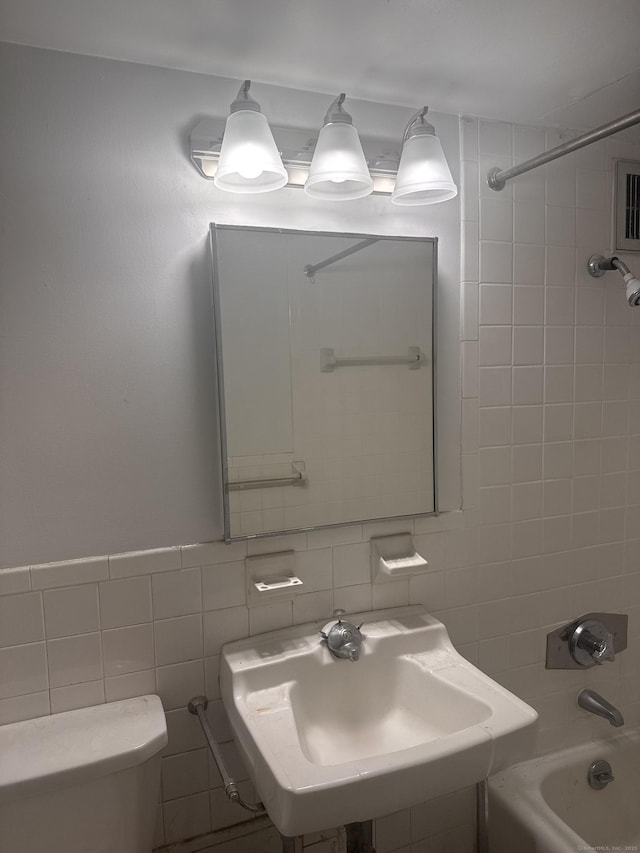 31 Woodland St Unit 7F, Hartford, CT 06103 - full bath featuring tile walls and shower / bathtub combination