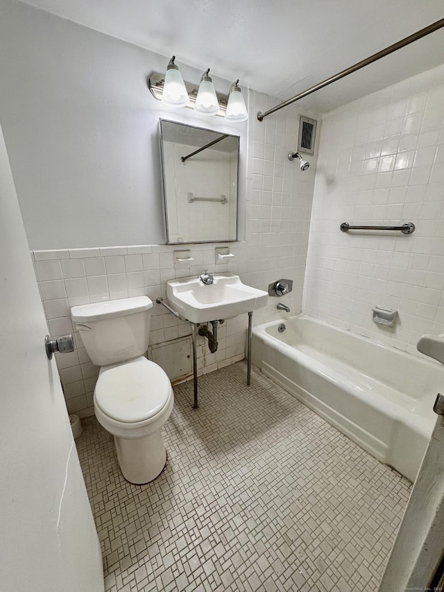 31 Woodland St Unit 7F, Hartford, CT 06103 - bathroom featuring tile walls and tub / shower combination