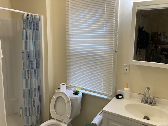 203 E Main St, Middletown, CT 06457 - bathroom with curtained shower and vanity