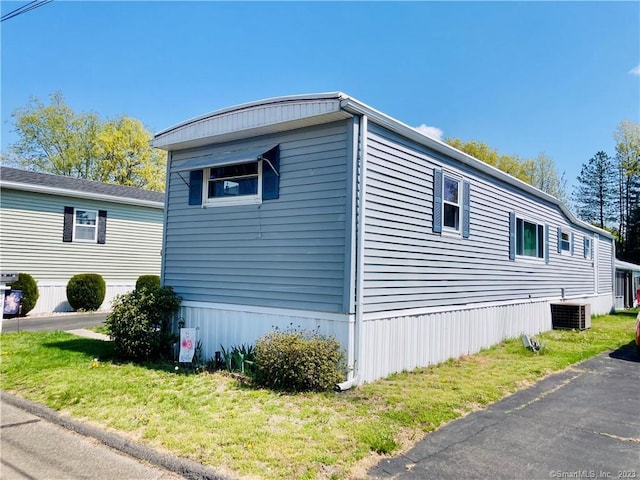 44 Cheyenne Rd, East Hartford, CT 06118 - view of side of home featuring a central air condition unit and a lawn