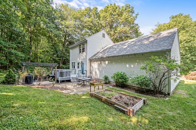 22 Quail Run, Bloomfield, CT 06002 - back of property with a garden, a yard, a shingled roof, and a deck