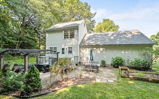 22 Quail Run, Bloomfield, CT 06002 - back of property featuring a yard, a shingled roof, a patio, and a garden