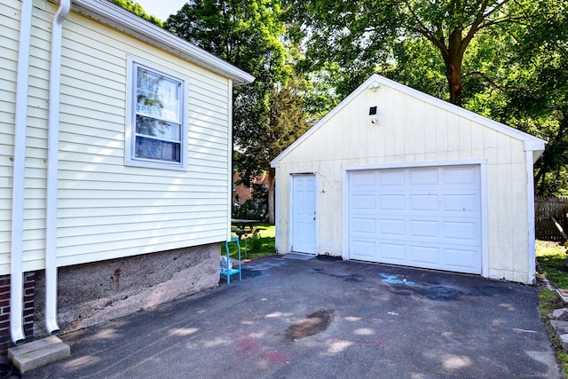 32 Columbus St, East Hartford, CT 06108 - detached garage with driveway