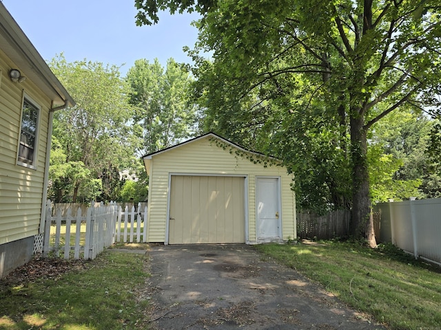 48 Scott St, East Hartford, CT 06118 - detached garage with asphalt driveway