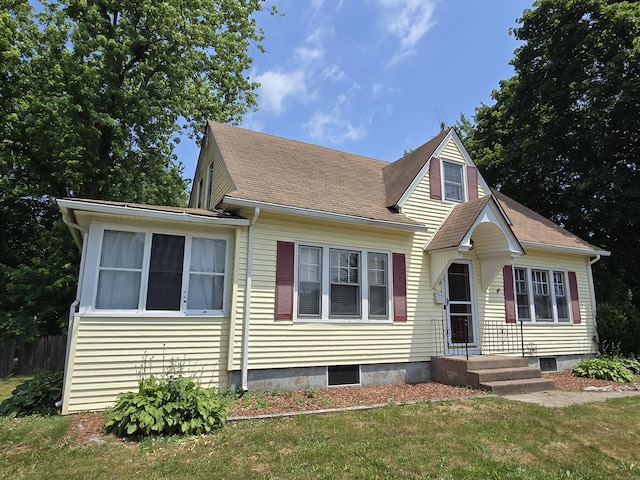 48 Scott St, East Hartford, CT 06118 - bungalow-style house with a front yard and roof with shingles