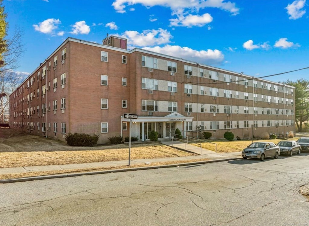 70 Farmington Ave Unit 1V, New London, CT 06320 - view of apartment building / complex