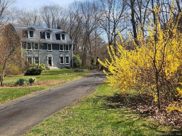 9 River Bend Ln, Windsor, CT 06095 - view of front facade with a chimney and a front yard