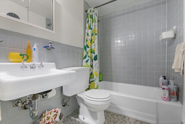 100 York St Unit 10R, New Haven, CT 06511 - bathroom with tile walls and shower / tub combo with curtain