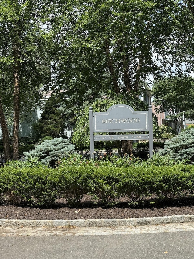13 Hills Ln Unit 13, Westport, CT 06880 - view of community sign