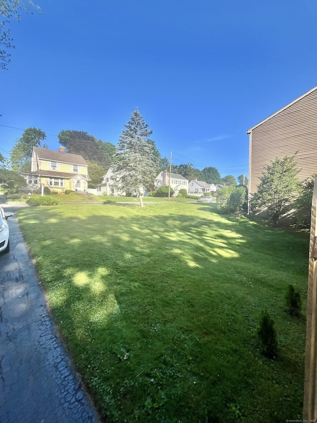 10 George St, Trumbull, CT 06611 - view of grassy yard