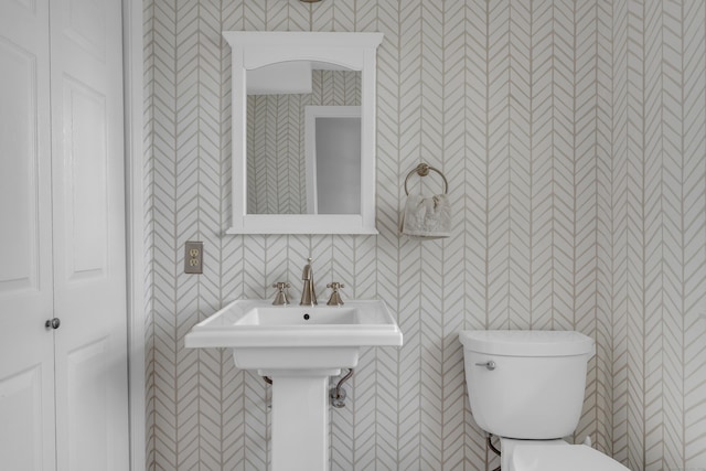 60 Ledgeview Ln, Guilford, CT 06437 - bathroom with wallpapered walls and toilet