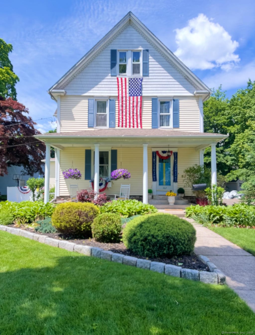 367 Lincoln St, New Britain, CT 06052 - view of front of home featuring a porch and a front lawn