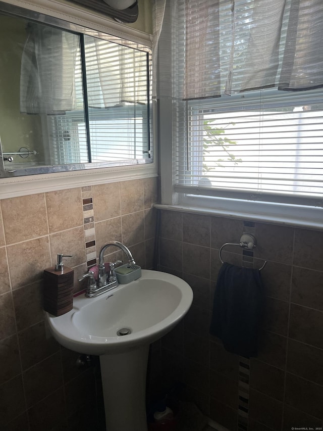 911 Matianuck Ave, Windsor, CT 06095 - bathroom featuring tile walls