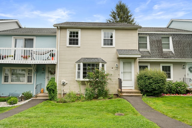 846 Long Hill Rd Unit 846, Middletown, CT 06457 - townhome / multi-family property featuring a front yard, a shingled roof, and a balcony