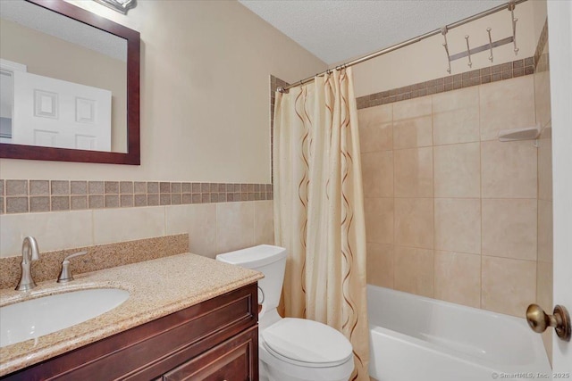 49 Carriage Crossing Ln Unit 49, Middletown, CT 06457 - full bath featuring vanity, shower / bathtub combination with curtain, tile walls, and a textured ceiling