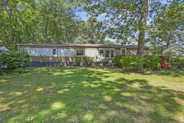28 Nashua St, Norwich, CT 06360 - back of house featuring a yard
