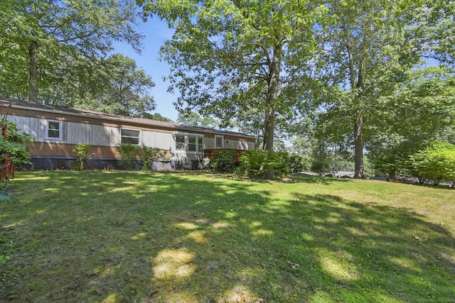 28 Nashua St, Norwich, CT 06360 - view of green lawn