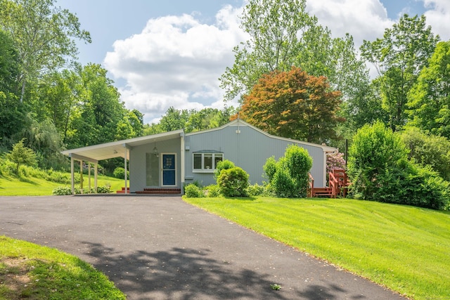 25 Old Middle Rd, Brookfield, CT 06804 - mid-century modern home featuring driveway and a front yard
