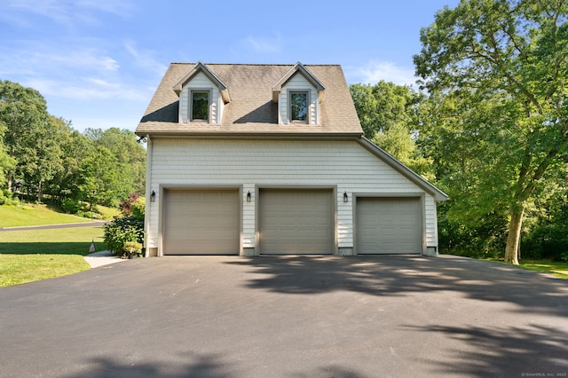 18 Sandpiper Ln, East Lyme, CT 06333 - garage featuring asphalt driveway