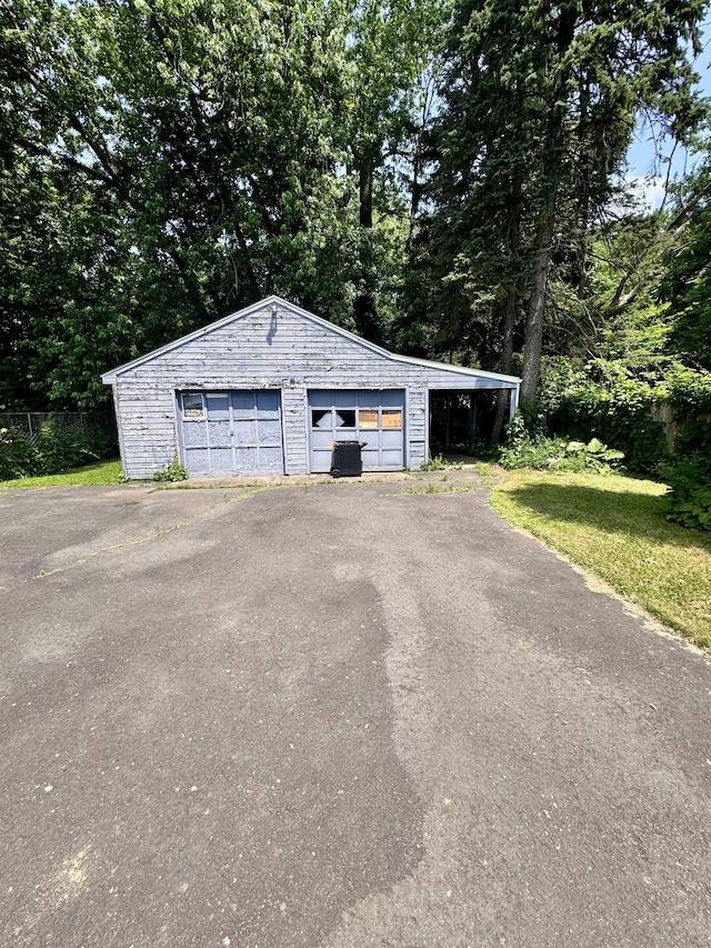 33 Wilson Ave, Windsor, CT 06095 - view of detached garage