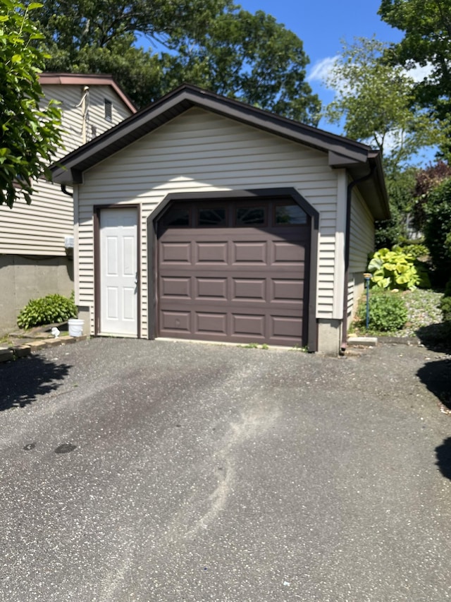 260 Capitol Ave, Waterbury, CT 06705 - garage with asphalt driveway