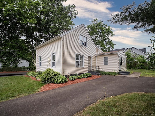 37 Landin St, Woodbridge, CT 06525 - view of front of house with a front lawn and driveway
