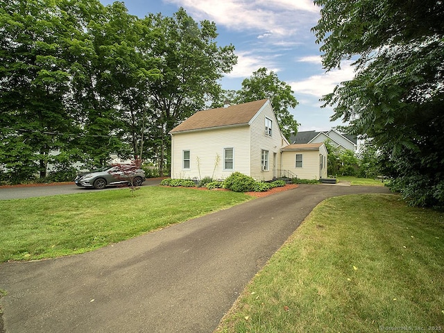 37 Landin St, Woodbridge, CT 06525 - view of front of house with asphalt driveway and a front lawn