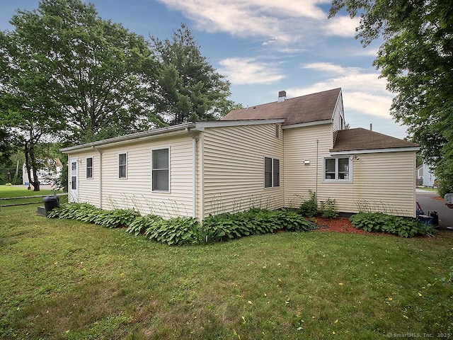 37 Landin St, Woodbridge, CT 06525 - view of side of property featuring a lawn