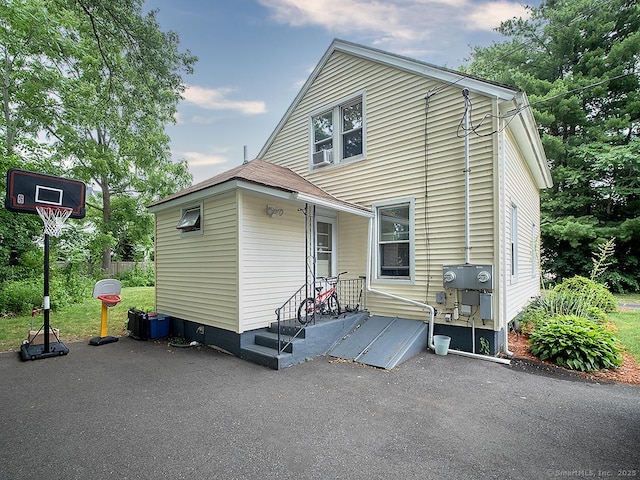 37 Landin St, Woodbridge, CT 06525 - view of front facade featuring a patio area