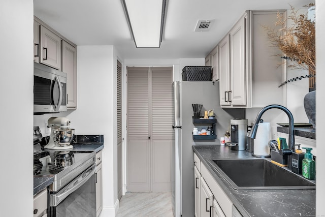 323 Carriage Crossing Ln Unit 323, Middletown, CT 06457 - kitchen featuring stainless steel appliances, dark countertops, and gray cabinetry