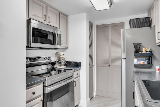 323 Carriage Crossing Ln Unit 323, Middletown, CT 06457 - kitchen featuring appliances with stainless steel finishes and light wood-style flooring
