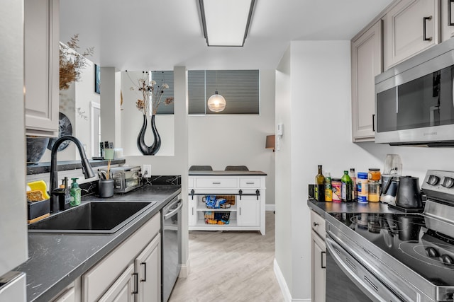 323 Carriage Crossing Ln Unit 323, Middletown, CT 06457 - kitchen featuring appliances with stainless steel finishes, dark countertops, and light wood-style floors