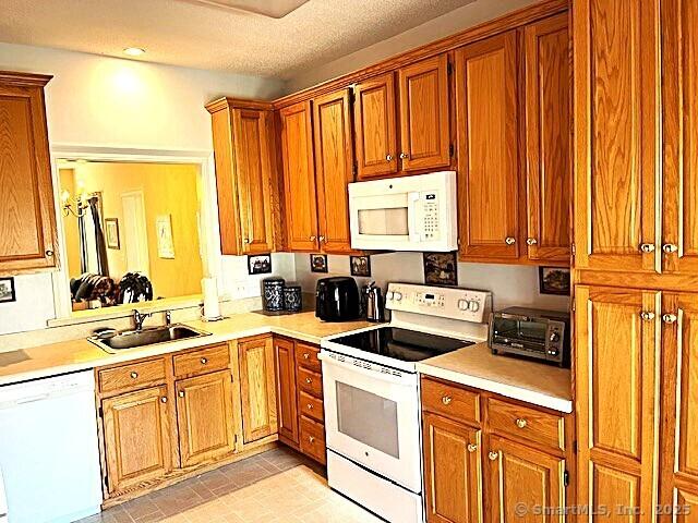 7 Clover Ln Unit 7, Farmington, CT 06032 - photo 10