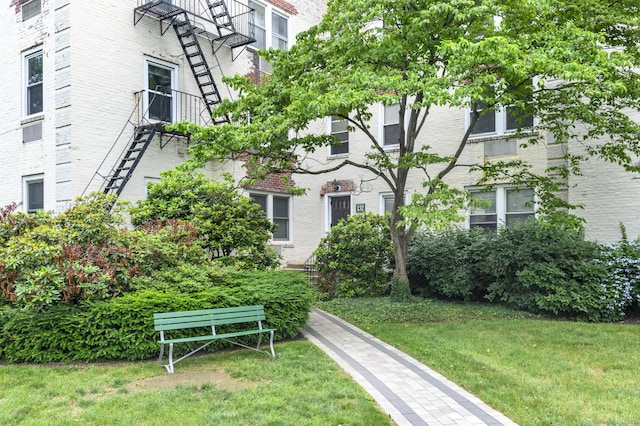 132 Summer St Unit 3C, Stamford, CT 06614 - view of property's community with a lawn and stairs