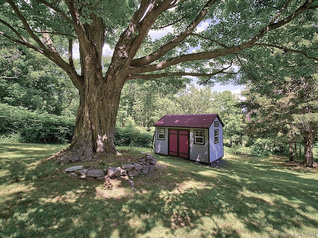 481 Gaylord Mountain Rd, Hamden, CT 06518 - view of grassy yard featuring a shed and a forest view