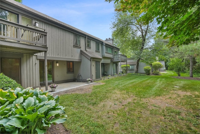 499 Heritage Vlg Unit B, Southbury, CT 06488 - view of grassy yard with a balcony and a patio