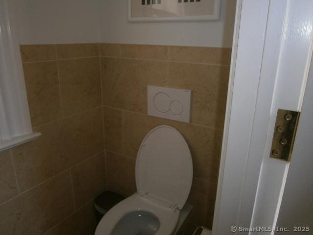 65 Sherwood Pl Unit 65, Greenwich, CT 06830 - bathroom featuring toilet and tile walls