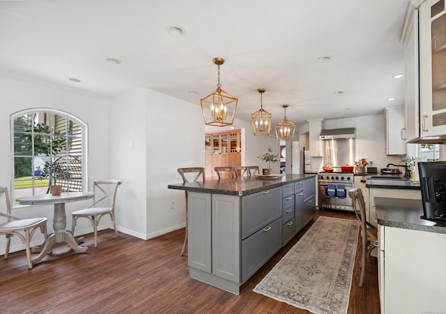 64 Red Top Dr, West Hartford, CT 06110 - kitchen with stainless steel stove, dark wood-style flooring, gray cabinetry, a chandelier, and a kitchen island