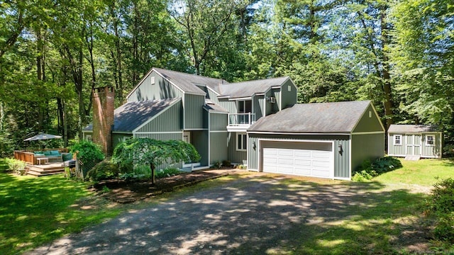 25 Tall Wood Holw, Avon, CT 06001 - mid-century inspired home with a storage unit, dirt driveway, a garage, and a shingled roof