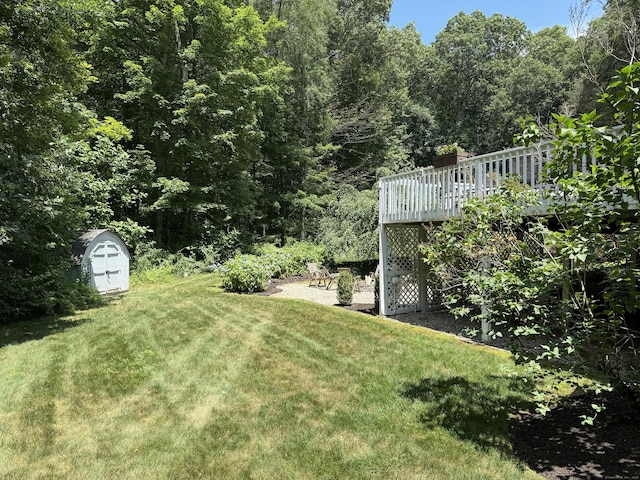 160 Cobbler Ln, Southbury, CT 06488 - view of grassy yard featuring a storage shed, a deck, and a wooded view