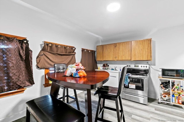 212 Maple St, New Haven, CT 06511 - dining area featuring light wood finished floors