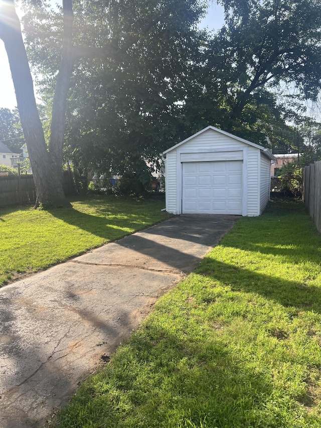 24 Daniel St, East Hartford, CT 06108 - detached garage with driveway
