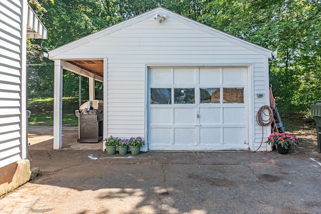 156 Overhill Dr, Berlin, CT 06037 - detached garage with driveway