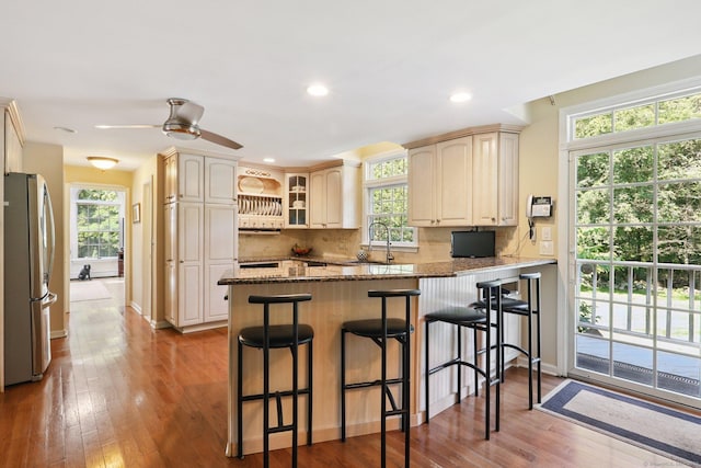 172 Mimosa Cir, Ridgefield, CT 06877 - kitchen featuring freestanding refrigerator, a peninsula, a breakfast bar, backsplash, and recessed lighting